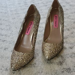 Betsey Johnson champagne heels Size 6